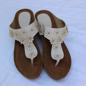 WOMENS THONG WEDGE SANDALS SIZE 11M WHITE LEATHER DAISY FLOWERS CUSHIONED ARCH